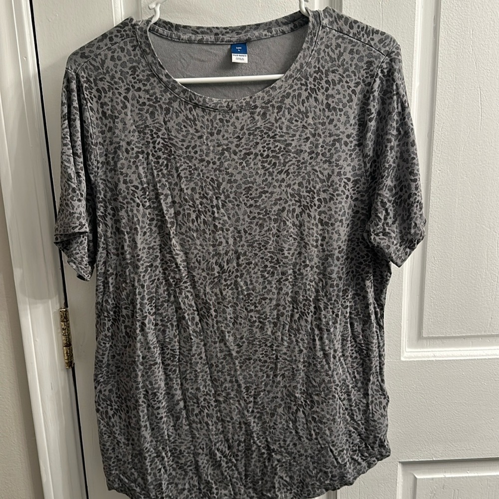Old Navy women’s luxe top size large. Gray leopard print.